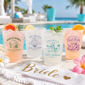 Pu&ograve; includere: Quattro bicchieri di plastica trasparente riempiti di bevande, ognuno con disegni e testi stampati unici come Beach Babes Club, The Beach Club, The Bach Club e Hailee's Final Fiesta, accompagnati da una fascia bianca con scritta dorata Bride.