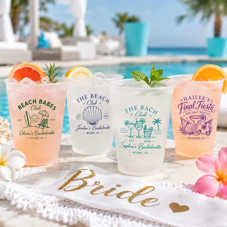 Pu&ograve; includere: Quattro bicchieri di plastica trasparente riempiti di bevande, ognuno con disegni e testi stampati unici come Beach Babes Club, The Beach Club, The Bach Club e Hailee's Final Fiesta, accompagnati da una fascia bianca con scritta dorata Bride.