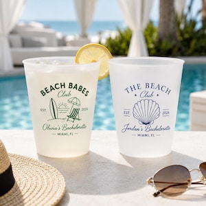 Pu&ograve; includere: Due bicchieri in plastica satinata con stampe personalizzate. Il bicchiere a sinistra presenta testo verde con BEACH BABES Club, EST. 2026, Olivia's Bachelorette, MIAMI, FL e un grafico da spiaggia. Il bicchiere a destra ha testo blu con THE BEACH Club, EST. 2026, Jordan's Bachelorette, MIAMI, FL e un grafico a conchiglia.