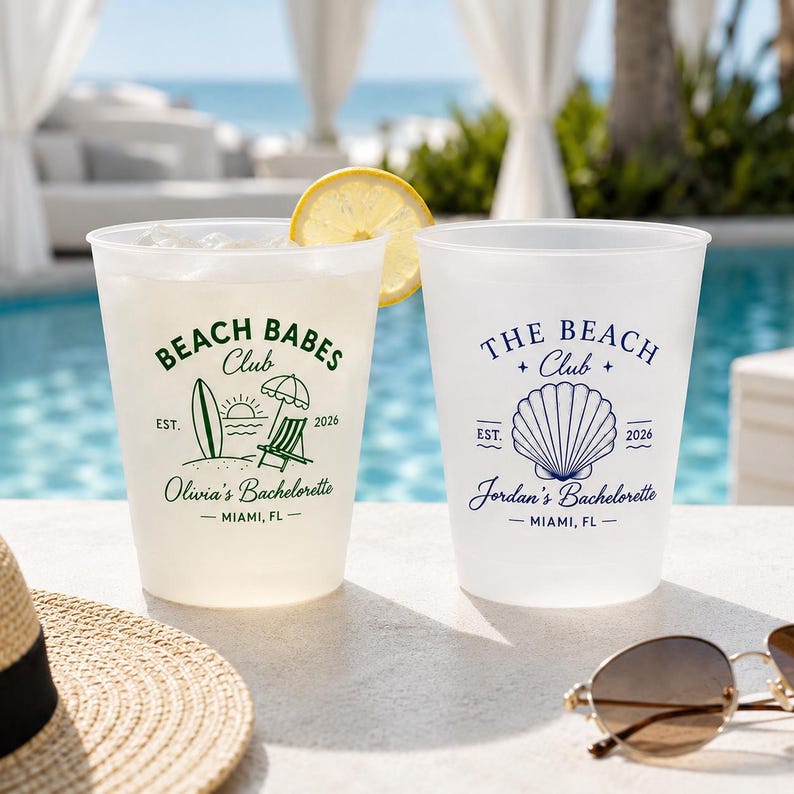 Pu&ograve; includere: Due bicchieri in plastica satinata con stampe personalizzate. Il bicchiere a sinistra presenta testo verde con BEACH BABES Club, EST. 2026, Olivia's Bachelorette, MIAMI, FL e un grafico da spiaggia. Il bicchiere a destra ha testo blu con THE BEACH Club, EST. 2026, Jordan's Bachelorette, MIAMI, FL e un grafico a conchiglia.