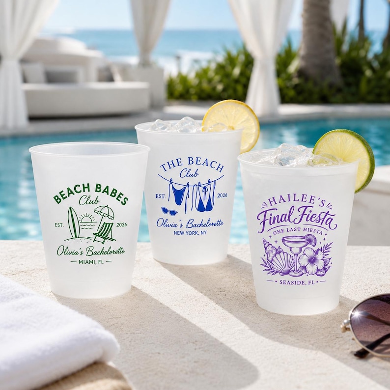 Pu&ograve; includere: Tre bicchieri in plastica satinata riempiti di ghiaccio e agrumi. Il primo presenta testo verde: BEACH BABES Club, EST. 2026, Olivia's Bachelorette, MIAMI, FL. Il secondo testo blu: THE BEACH Club, EST. 2026, Olivia's Bachelorette, NEW YORK, NY. Il terzo testo viola: HAILEE'S Final Fiesta, ONE LAST HIESTA, SEASIDE, FL.