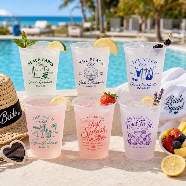 Pu&ograve; includere: Sei bicchieri di plastica trasparente riempiti di ghiaccio e bevande, ognuno con grafiche e testi personalizzati a tema addio al nubilato, inclusi design come Beach Babes Club, The Beach Club, The Bach Club, Last Splash e Final Fiesta.