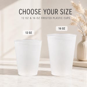 Pu&ograve; includere: Due bicchieri in plastica satinata nelle misure da 12 oz e 16 oz. Il testo CHOOSE YOUR SIZE 12 OZ & 16 OZ FROSTED PLASTIC CUPS appare in alto, con etichette individuali 12 OZ e 16 OZ sopra ogni bicchiere. Sono bianchi, traslucidi e cilindrici.