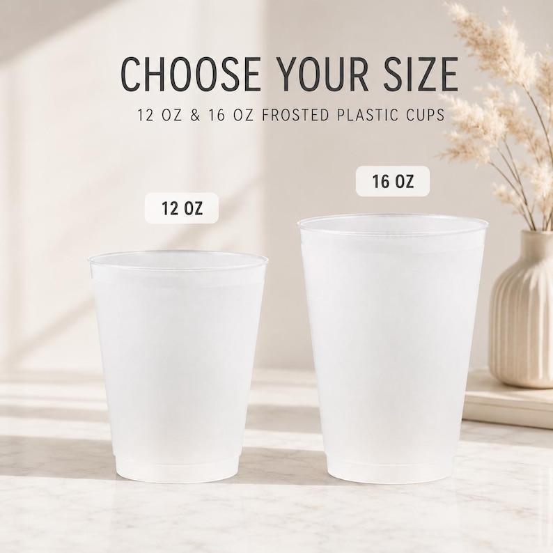 Pu&ograve; includere: Due bicchieri in plastica satinata nelle misure da 12 oz e 16 oz. Il testo CHOOSE YOUR SIZE 12 OZ & 16 OZ FROSTED PLASTIC CUPS appare in alto, con etichette individuali 12 OZ e 16 OZ sopra ogni bicchiere. Sono bianchi, traslucidi e cilindrici.