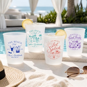 Pu&ograve; includere: Quattro bicchieri in plastica satinata con disegni stampati personalizzati. Il primo bicchiere presenta il testo blu 'THE BEACH CLUB' e grafiche di bikini. Il secondo mostra 'THE BACH CLUB' in verde acqua. Il terzo mostra 'THE BRIDE'S Last Splash' in rosso. Il quarto ha il testo viola 'HAILEE'S Final Fiesta'.