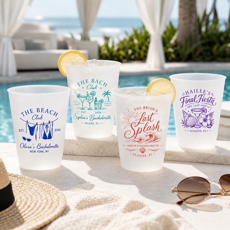 Pu&ograve; includere: Quattro bicchieri in plastica satinata con disegni stampati personalizzati. Il primo bicchiere presenta il testo blu 'THE BEACH CLUB' e grafiche di bikini. Il secondo mostra 'THE BACH CLUB' in verde acqua. Il terzo mostra 'THE BRIDE'S Last Splash' in rosso. Il quarto ha il testo viola 'HAILEE'S Final Fiesta'.