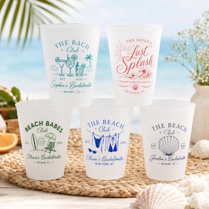 Pu&ograve; includere: Cinque bicchieri in plastica satinata con vari design per addii al nubilato. I bicchieri riportano scritte come The Bach Club, The Bride's Last Splash e Beach Babes Club, insieme a grafiche di cocktail, palme, onde, conchiglie e costumi da bagno.