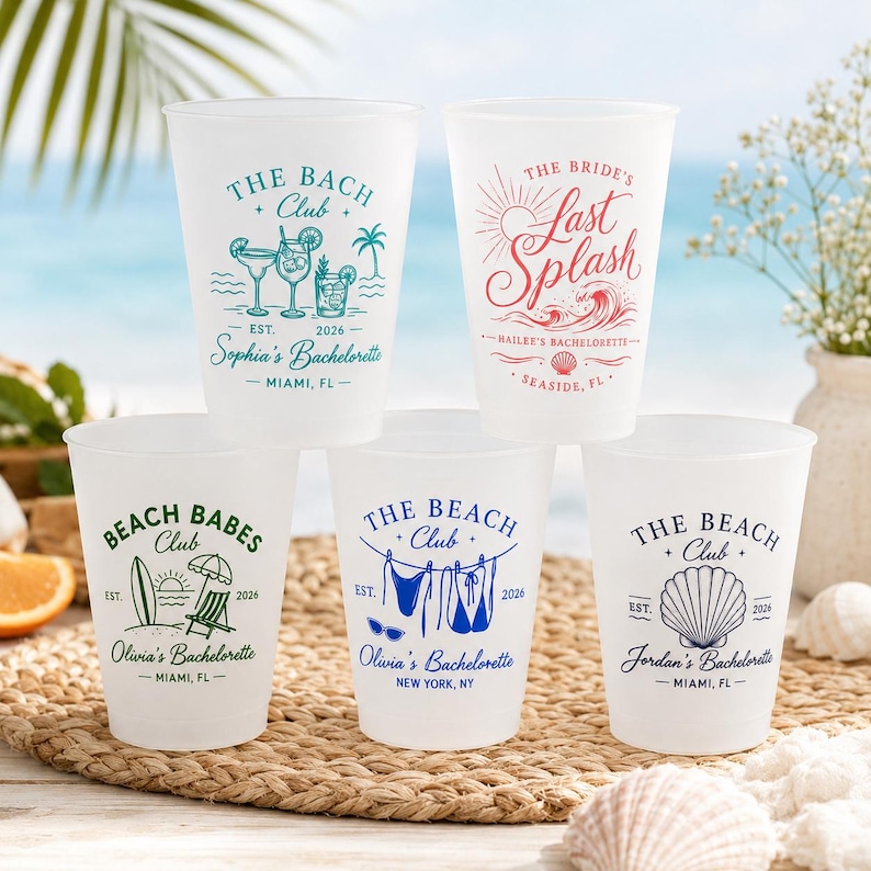 Pu&ograve; includere: Cinque bicchieri in plastica satinata con vari design per addii al nubilato. I bicchieri riportano scritte come The Bach Club, The Bride's Last Splash e Beach Babes Club, insieme a grafiche di cocktail, palme, onde, conchiglie e costumi da bagno.