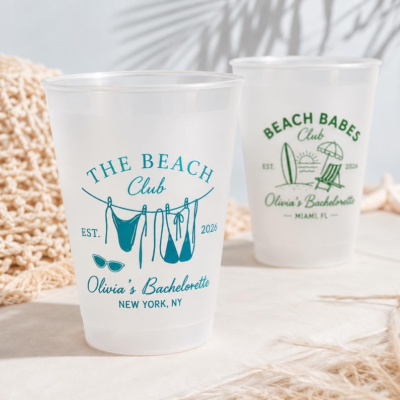 Pu&ograve; includere: Due bicchieri in plastica satinata con stampe grafiche color verde ottanio e verde. Il bicchiere anteriore mostra 'THE BEACH Club', 'EST. 2026', 'Olivia's Bachelorette', 'NEW YORK, NY' e costumi da bagno. Il bicchiere posteriore mostra 'BEACH BABES Club', 'EST. 2026', 'Olivia's Bachelorette', 'MIAMI, FL' e accessori da spiaggia.