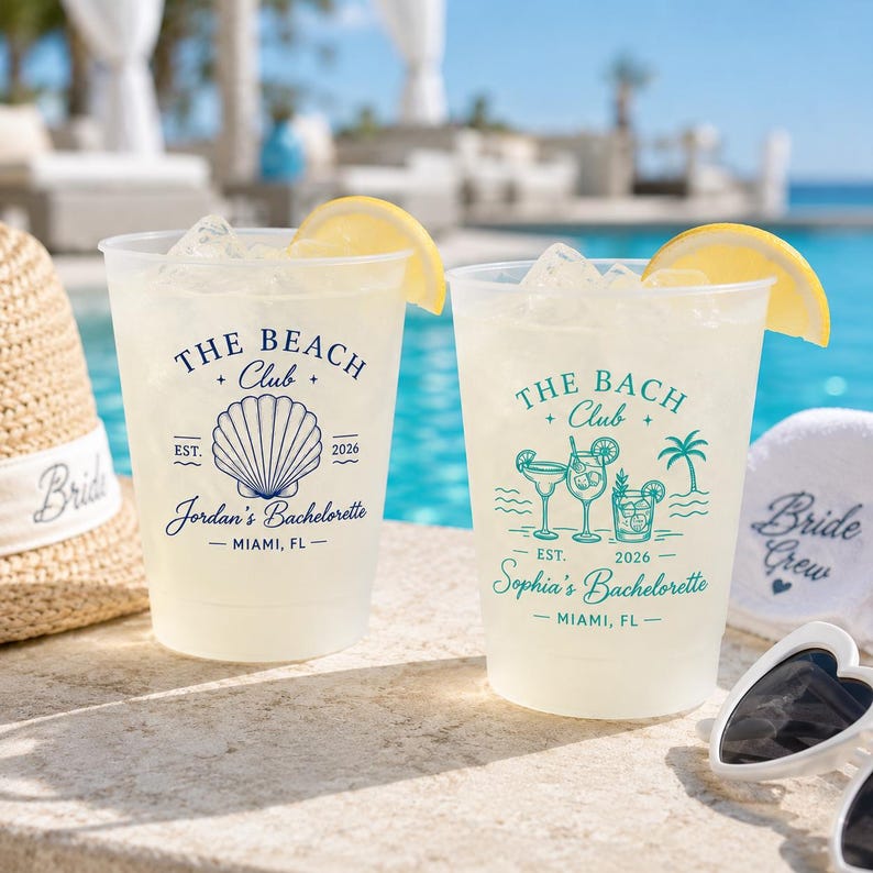 Pu&ograve; includere: Due bicchieri di plastica trasparente con ghiaccio e una fetta di limone, con testo e grafiche blu. Uno mostra una conchiglia e il testo The Beach Club, Jordan's Bachelorette, Miami, FL, 2026. L'altro mostra illustrazioni di cocktail e The Bach Club, Sophia's Bachelorette, Miami, FL, 2026.