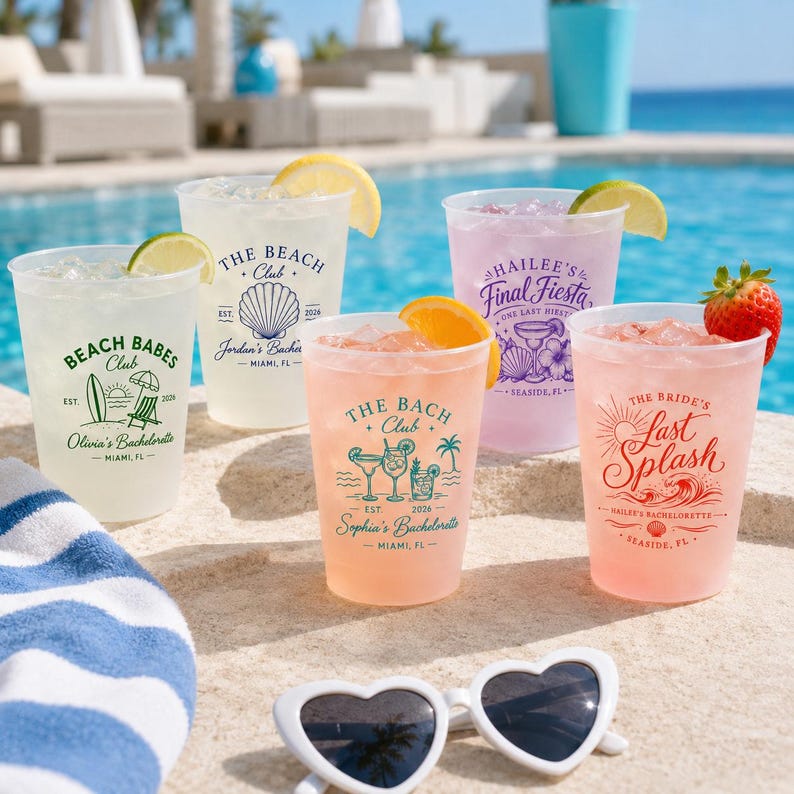 Pu&ograve; includere: Cinque bicchieri di plastica trasparente riempiti con bevande colorate e ghiaccio, ognuno con disegni e testi stampati unici come Beach Babes Club, The Beach Club, Hailee's Final Fiesta, The Bach Club e The Bride's Last Splash con guarnizioni di frutta.