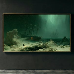 Può includere: Una stampa artistica rettangolare da parete che raffigura una scena scura e suggestiva di due velieri intrappolati in un vasto paesaggio ghiacciato. Una piccola figura con una lanterna si trova sul ghiaccio bianco e frastagliato.