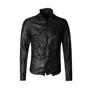 Può includere: Giacca in pelle nera con chiusura a bottoni, due tasche sul petto e collo alto. La giacca a maniche lunghe ha una vestibilità su misura ed è realizzata in pelle strutturata. Un capo di abbigliamento esterno classico.