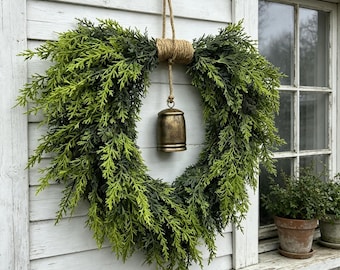 Hartvormige cederkrans met vintage messing bel, landelijke kerstdecoratie voor de voordeur of muur, neutrale kerstdecoratie voor buiten, kant-en-klaar cadeau