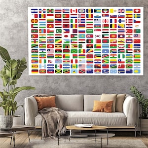 Op de afbeelding: Een groot rechthoekig kunstwerk aan de muur met een verzameling vlaggen uit verschillende landen. De vlaggen worden weergegeven in een rasterpatroon, elke vlag in een afgeronde rechthoek. Het kunstwerk hangt boven een beige bank met oranje en beige kussens.