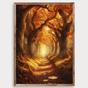 Könnte beinhalten: Ein rechteckiger Wandkunstdruck, der einen Pfad durch einen dichten Wald im Herbst zeigt. Große Bäume mit dicken Stämmen und Ästen wölben sich über den Weg, der mit gefallenen orangefarbenen und goldenen Blättern bedeckt ist. Sonnenlicht leuchtet am Horizont.