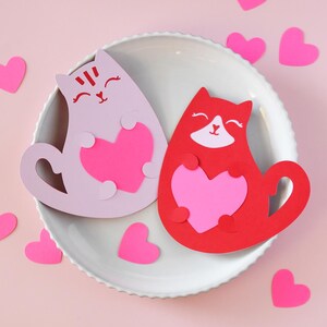 Fichiers de découpe SVG chat pour Cricut | Modèle de jeu de fête Kitty mignon tenant un coeur, étiquette cadeau d'anniversaire à faire soi-même, lot de 2 marque-places faciles à créer pour les enfants