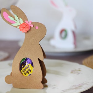Osterhase SVG SCHNEIDDATEIEN für Cricut / Osterhase Halter Karte / Frühling Tischkarten Vorlage / Kaninchen mit Blumen Dekoration Tischlandschaft