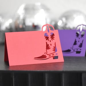 Archivos de corte SVG para tarjeta de lugar de vaquero para Cricut / Plantilla de etiqueta de comida con botas de vaquero modernas y divertidas para decoración de fiesta de cumpleaños de vaquera, chica de campo