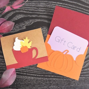 Archivos de corte SVG para portatarjetas de regalo para Cricut / Plantilla de taza de café con leche con especias de calabaza de otoño / Taza de café de Halloween / Hygge otoñal / Hoja de arce
