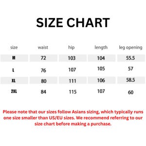 K&ouml;nnte beinhalten: Eine Gr&ouml;&szlig;entabelle mit Ma&szlig;en f&uuml;r Taille, H&uuml;fte, L&auml;nge und Bein&ouml;ffnung. Die Gr&ouml;&szlig;en reichen von M bis 2XL. Die Tabelle weist darauf hin, dass asiatische Gr&ouml;&szlig;en kleiner sind als US/EU-Gr&ouml;&szlig;en.