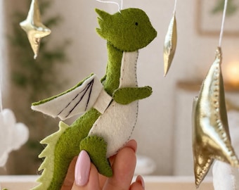 Móvil de cuna con forma de dragón, decoración de fantasía para la habitación del bebé.