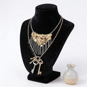 Puede incluir: Un juego de tres tazas de cerámica con un acabado mate moteado. Las tazas son de color crema, gris y negro. Cada taza tiene un diseño simple y moderno, perfecto para café o té. Las tazas están apiladas una encima de otra.