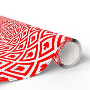 Peut inclure: Un rouleau de papier cadeau avec un motif répétitif de feuilles d'érable rouges à l'intérieur de losanges blancs. Le papier est rouge et blanc, avec une finition brillante. Le rouleau est partiellement déroulé, révélant le motif.