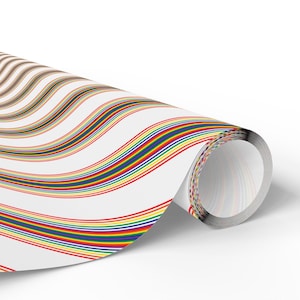 Pode incluir: Um rolo de papel de embrulho branco com um padrão repetitivo de listras onduladas coloridas do arco-íris. As listras incluem vermelho, laranja, amarelo, verde, azul e roxo. O papel está parcialmente desenrolado.
