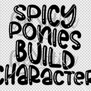 Könnte beinhalten: Schwarzer Text auf transparentem Hintergrund: "SPICY PONIES BUILD CHARACTER" in fetter, abgerundeter Schrift. Die Wörter sind vertikal gestapelt, jedes Wort in einer separaten Zeile.