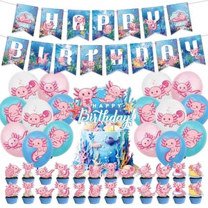 Op de afbeelding: Een feestelijke verjaardagsset met een taart, cupcakes, ballonnen en een banner. De decoraties zijn versierd met roze axolotl-illustraties en de woorden "Happy Birthday". De ballonnen zijn roze, wit en blauw.