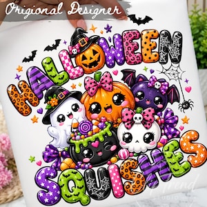 Peut inclure: Une surface blanche avec un graphique d'Halloween coloré portant le texte HALLOWEEN SQUISHES. Le motif comprend une citrouille avec un chapeau de sorcière, un fantôme, un chaudron noir avec des bonbons, un crâne avec un nœud et une chauve-souris.