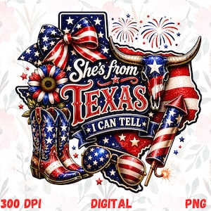 Op de afbeelding: Een grafisch ontwerp met een Texas-vormige achtergrond met Amerikaanse vlagpatronen, een koeienschedel, cowboylaarzen, een zonnebloem, vuurwerk en een zonnebril. De tekst luidt She's from TEXAS I CAN TELL. Het ontwerp bevat rood, wit en blauw.