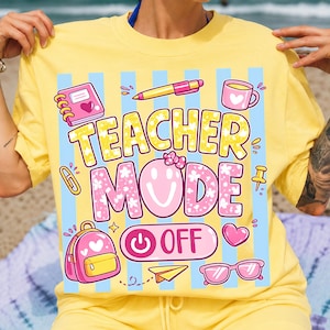 Puede incluir: Camiseta amarilla con la frase "TEACHER MODE OFF" en una fuente divertida. El diseño incluye una mochila rosa, gafas, una taza de café y otros gráficos relacionados con la escuela. La camiseta tiene un diseño brillante y alegre.