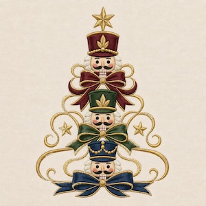Puede incluir: Un diseño bordado de un árbol de Navidad formado por tres cabezas de cascanueces apiladas. Cada cascanueces lleva un sombrero en color burdeos, verde o azul, acentuado con adornos y lazos dorados. El árbol está decorado con espirales y estrellas doradas.