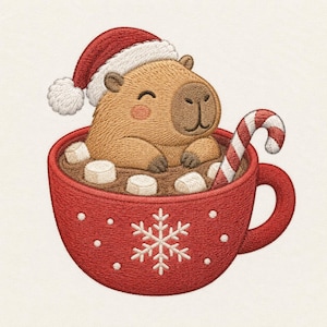Può includere: Una toppa ricamata raffigurante un capibara marrone con un cappello da Babbo Natale rosso e bianco, seduto all'interno di una tazza rossa piena di liquido marrone, marshmallow bianchi e un bastoncino di zucchero a righe rosse e bianche.