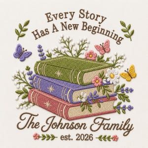 Könnte beinhalten: Ein Stickdesign mit einem Stapel aus drei Büchern in Grün, Lila und Rosa. Der Text lautet Every Story Has A New Beginning, The Johnson Family und est. 2026. Der Stapel ist von gestickten Blumen, Blättern und Schmetterlingen umgeben.
