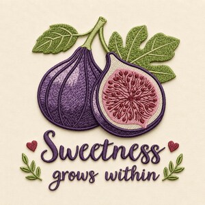 Pode incluir: Design bordado com duas figos, uma inteira e outra cortada, com folhas e caules verdes. Os figos são roxos com interior rosa. O texto "Sweetness grows within" está escrito em itálico, com pequenos corações e folhas.