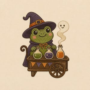 Puede incluir: Un parche bordado que muestra una rana verde con sombrero de bruja y capa morada, detrás de un carrito de madera. El carrito contiene tres pequeñas botellas de vidrio con líquido verde, morado y naranja, y un pequeño fantasma blanco sobre ellas.