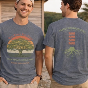 Op de afbeelding: Twee grijze t-shirts met een familiereünie thema. De voorkant van het shirt heeft een boomafbeelding met de tekst "Our Roots Run Deep" en "Your Name Family Here". De achterkant van het shirt heeft "Family Reunion 2026" en ruimte voor namen.