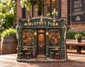 Może przedstawiać: Miniaturowy model pubu Murphy's Pub, założonego w 1986 roku, z ciemnozieloną fasadą, podświetlanymi oknami i centralnymi drewnianymi drzwiami. Na zewnątrz znajdują się małe stoliki, krzesła, beczka i tablica z tekstem, wszystko oświetlone ciepłym światłem.