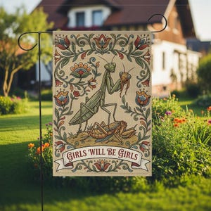 Bandera de jardín "Girls Will Be Girls" con mantis religiosa: divertida decoración de exterior con humor sobre la naturaleza.