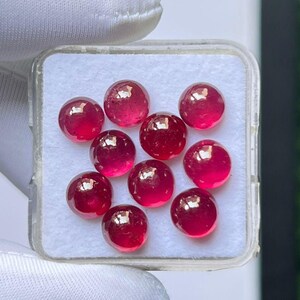 Pode incluir: Um conjunto de três canecas de cerâmica com acabamento fosco e salpicado. As canecas são em tons de creme, cinza claro e cinza escuro. Cada caneca tem um design simples e minimalista e uma alça arredondada.