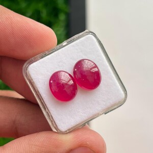 100 % naturlig rubinglasfylld oval cabochon 9 x 11 mm slät polerad rosa röd rubin lös ädelsten för smyckestillverkning, 1 par