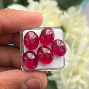 AAA+ Naturlig Rubin Glasfylld Oval Cabochon 12-13 mm Slät Polerad Rödaktig Rubin Lös Ädelsten För Smyckestillverkning, 5 st. Parti