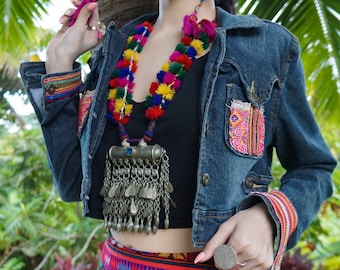 Chaqueta vaquera vintage reciclada estilo boho, patchwork textil, chaqueta corta rosa con bordados, talla pequeña/mediana.