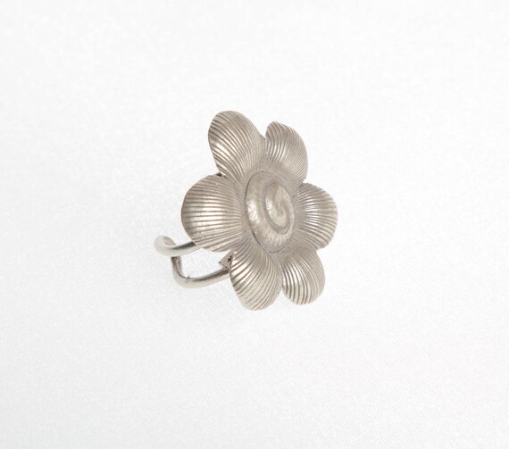 Un grande deals anello di fiori