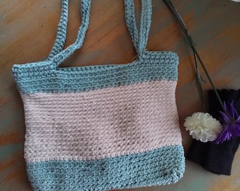 Bolso de mano tejido a mano: cordón color menta, chenilla color crema, correas resistentes.
