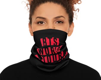 Scaldacollo con grafica Arirang del tour mondiale dei BTS