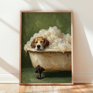 Könnte beinhalten: Ein gerahmter Kunstdruck, der einen braun-weißen Beagle zeigt, der in einer antiken Badewanne mit Löwenfüßen liegt, die mit dickem, weißem Schaum gefüllt ist. Der Hintergrund ist olivgrün und die Wanne hat dunkle, verzierte Metallfüße.